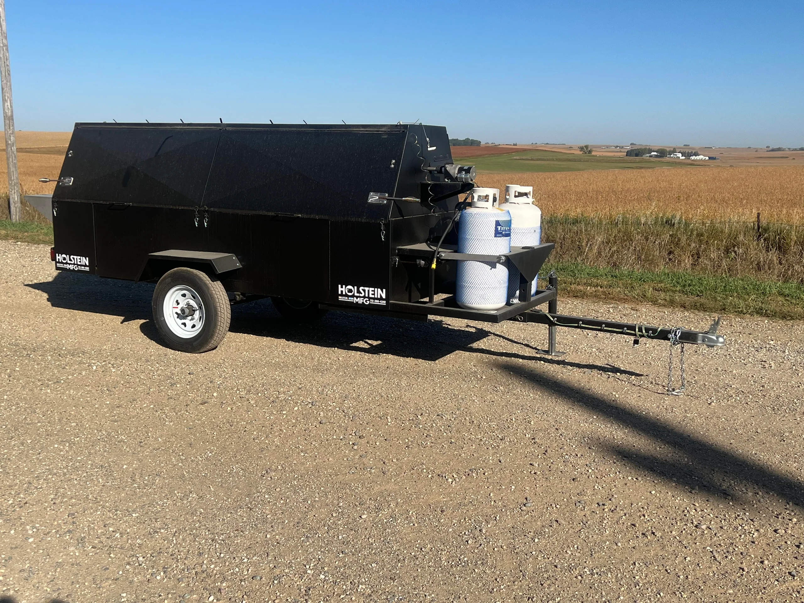 Model 830GC – Gas & Charcoal Towable Grill