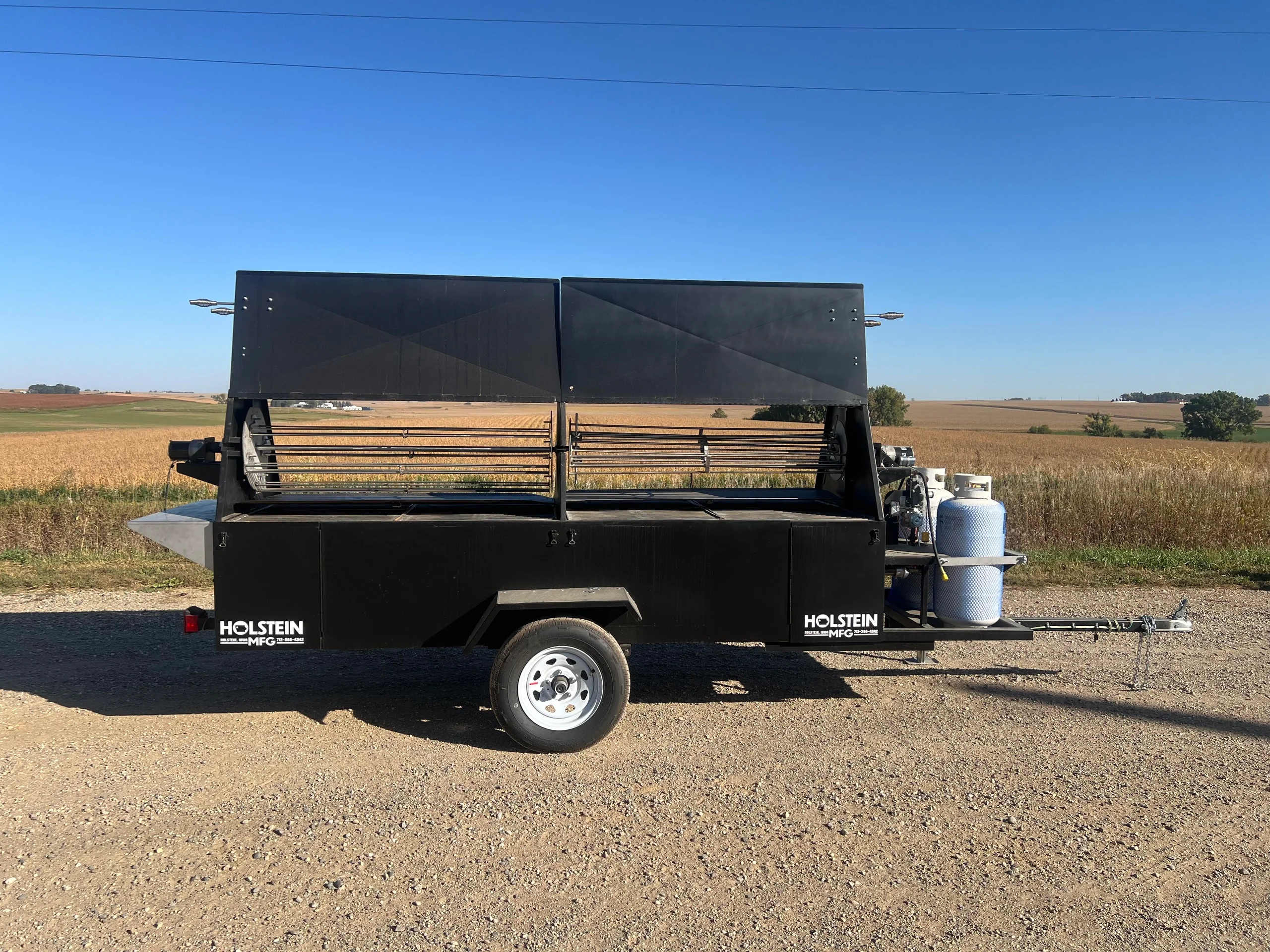 Model 830GC – Gas & Charcoal Towable Grill