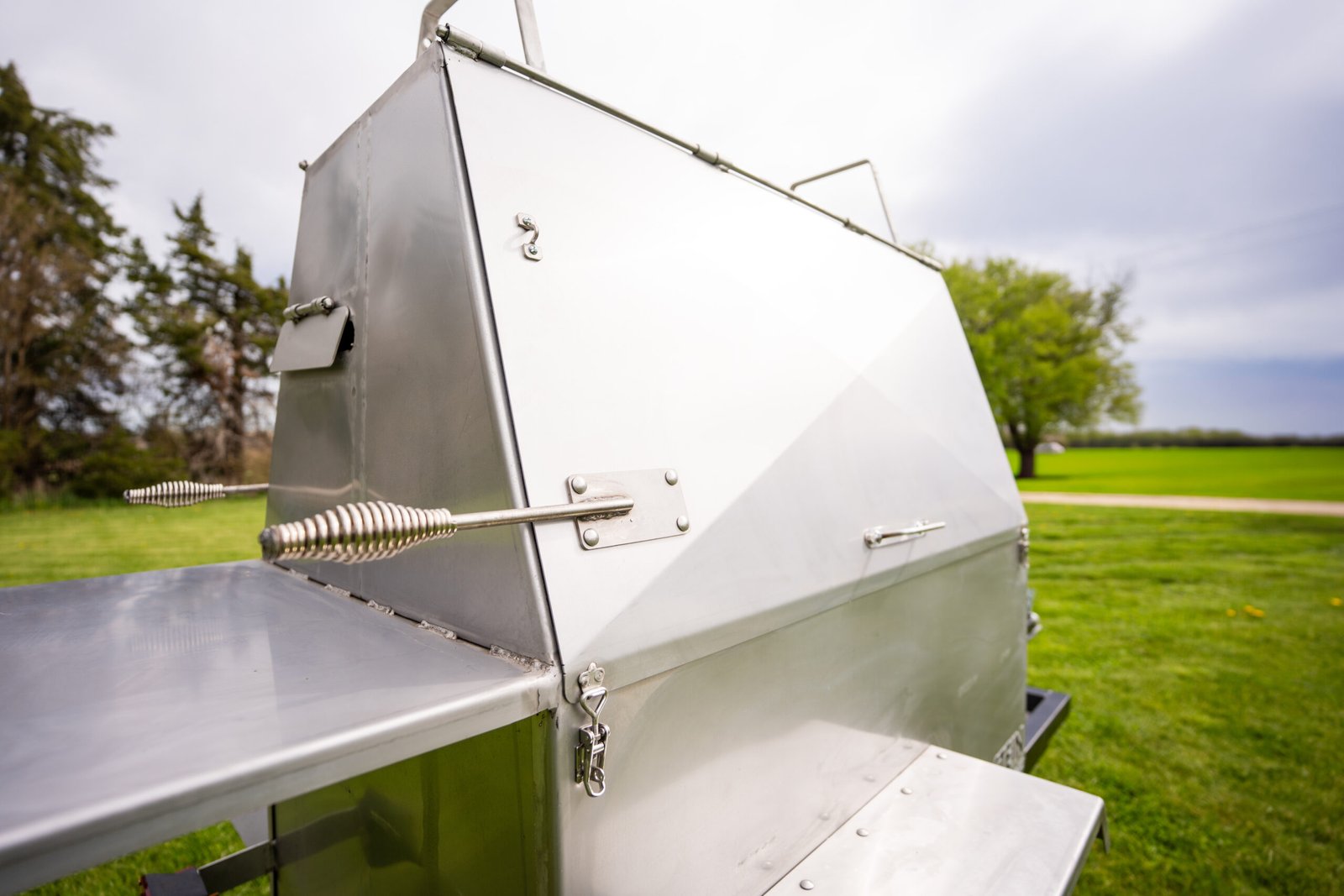 Model 6040CTSS-RT Towable Charcoal Grill – Stainless