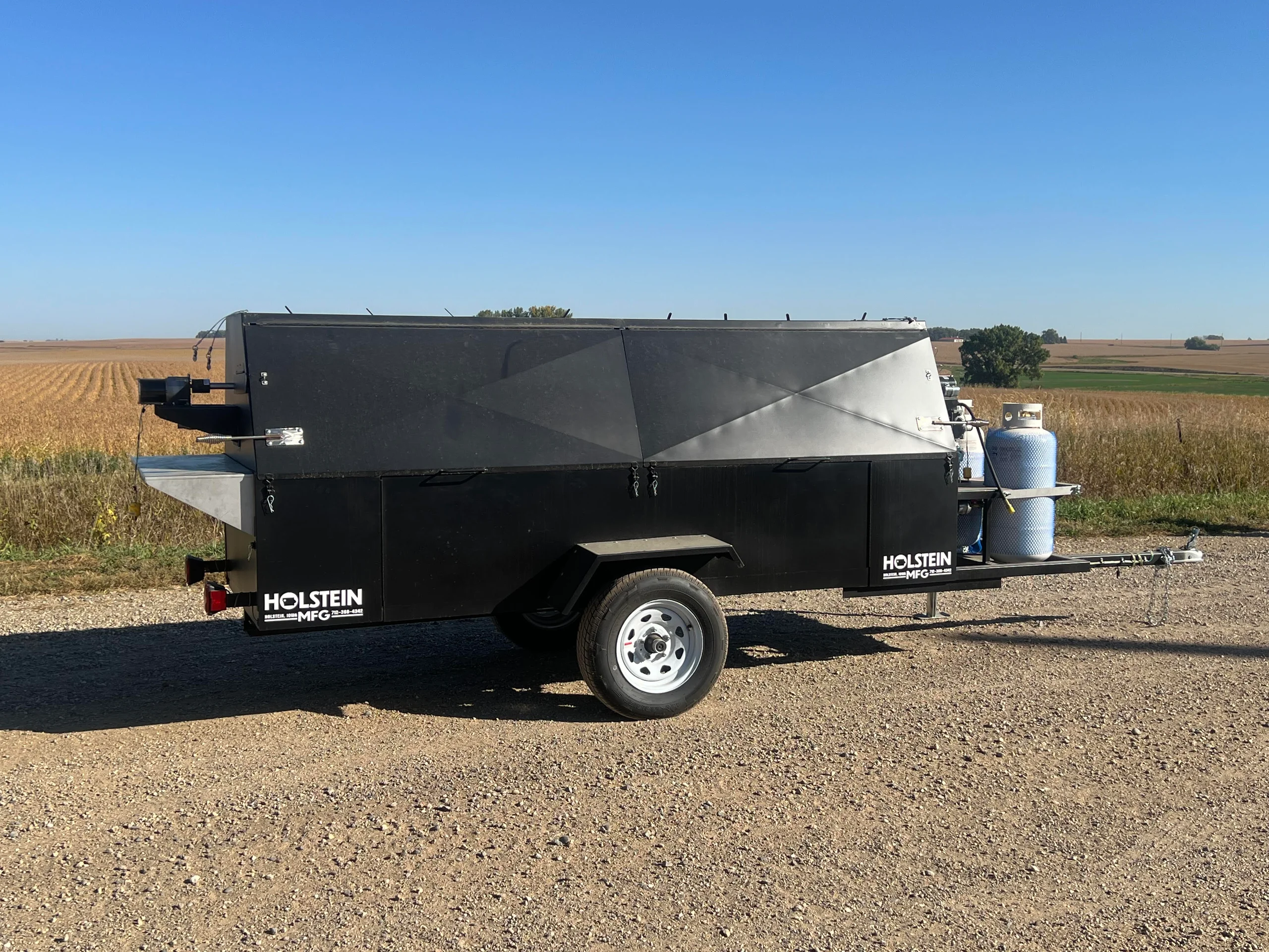 Model 830GC – Gas & Charcoal Towable Grill